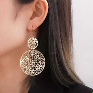 Women’s brand new-never worn silver-toned super lightweight filigree earrings